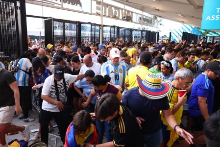 Decisão entre Argentina e Colômbia foi precedida por confusão generalizada do lado de fora do Hard Rock Stadium