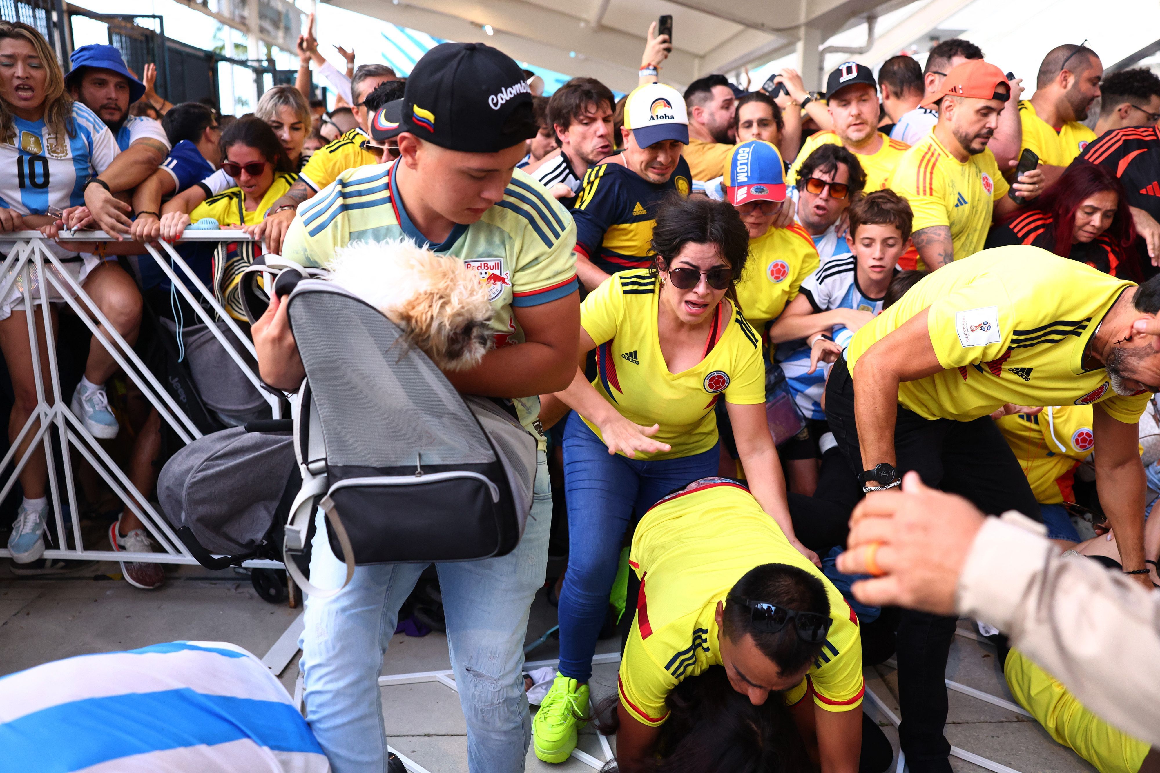 Ingressos falsos, invasões e violência: final da Copa América tem confusão e adiamentos