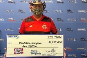 Brasileiro ganha US$ 1 milhão em raspadinha nos EUA e recebe prêmio com camisa do Flamengo