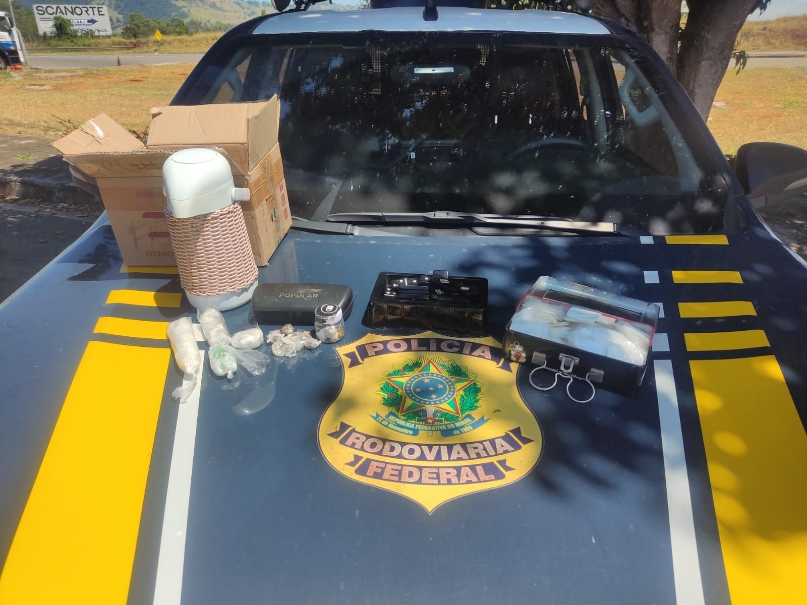 Brinquedo e garrafa de café escondem drogas para tráfico