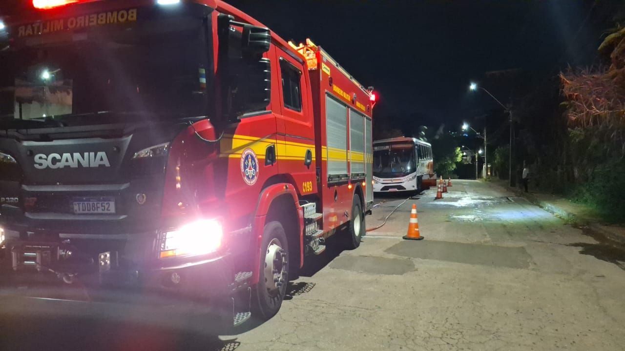 Ônibus pega fogo em rua de Varginha