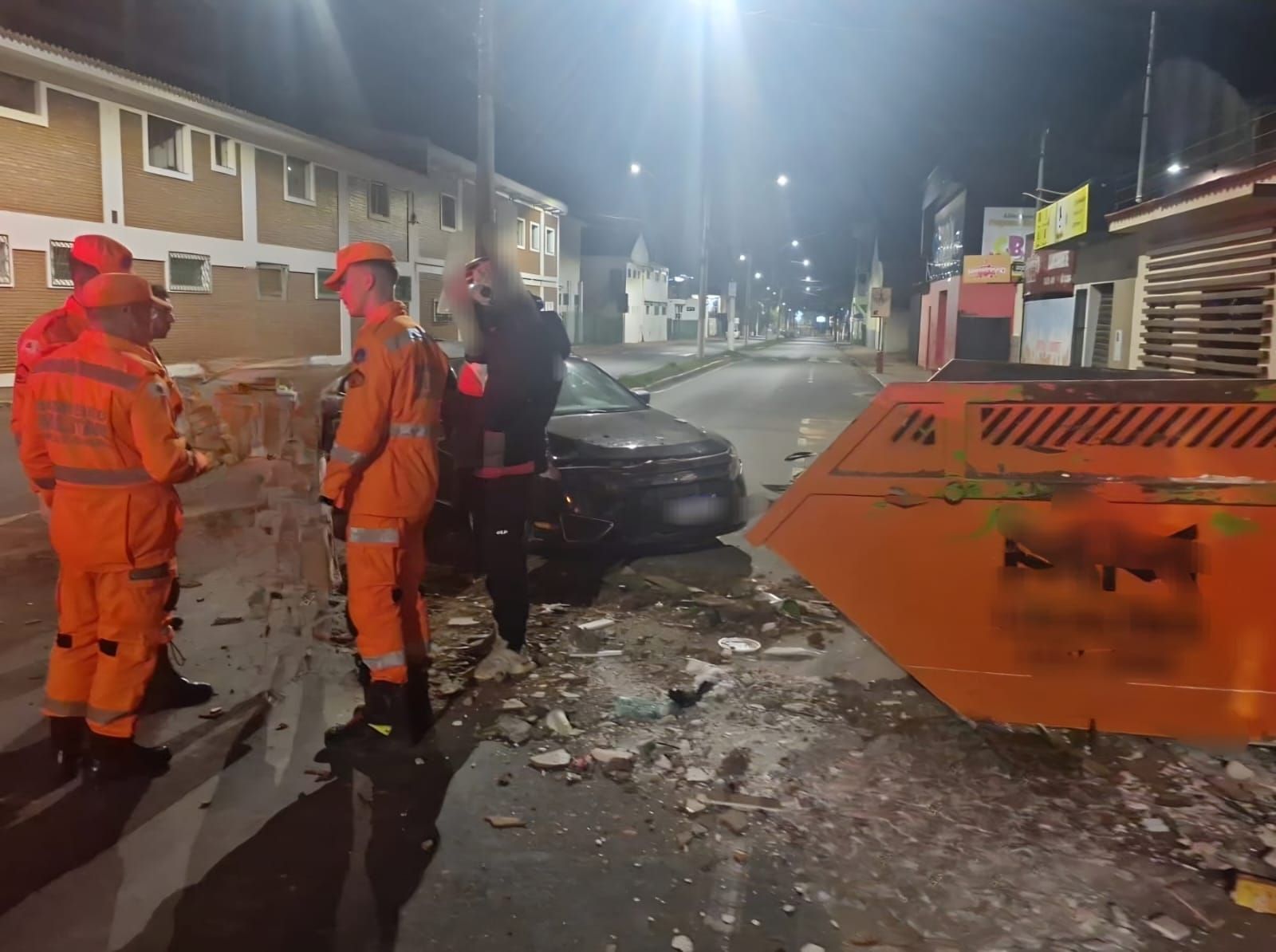 Homem perde controle da direção e bate em caçamba em Alfenas