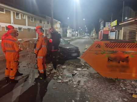 Caçamba estava nas margens da via.