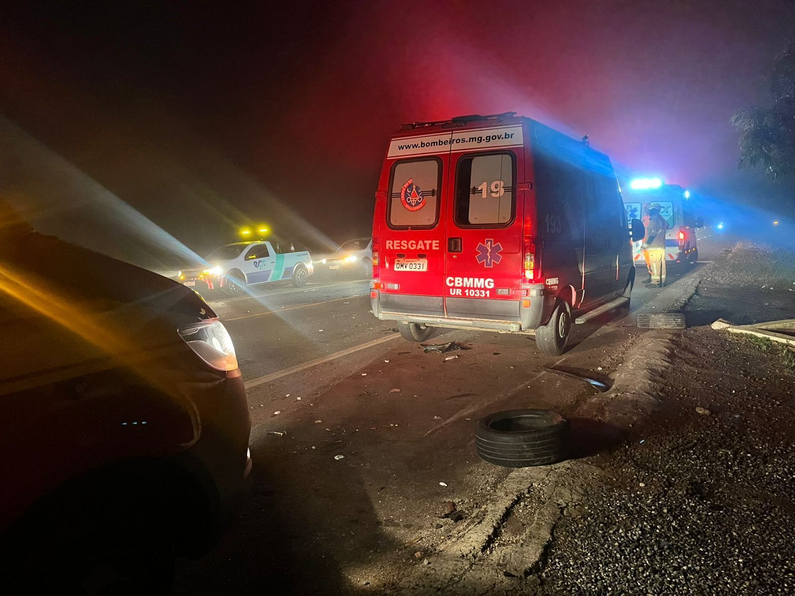 Capotamento deixa feridos na BR-459, em Congonhal