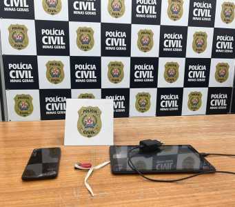 Tablet, pen drive e celular foram apreendidos.