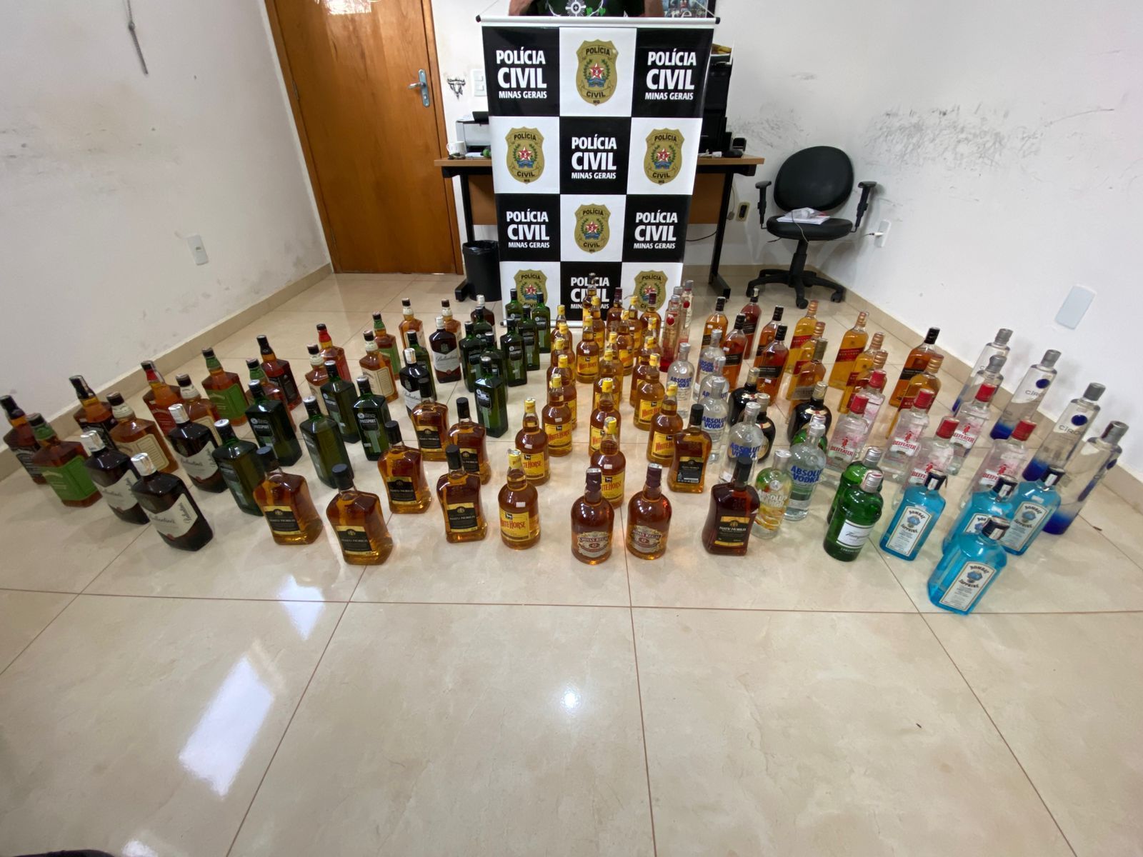 Mais de 100 garrafas de bebidas falsificadas são apreendidas no Sul de Minas