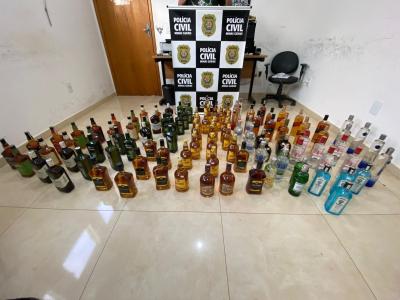 Mais de 100 garrafas são recolhidas pela Polícia Civil; proprietários prestaram esclarecimentos.