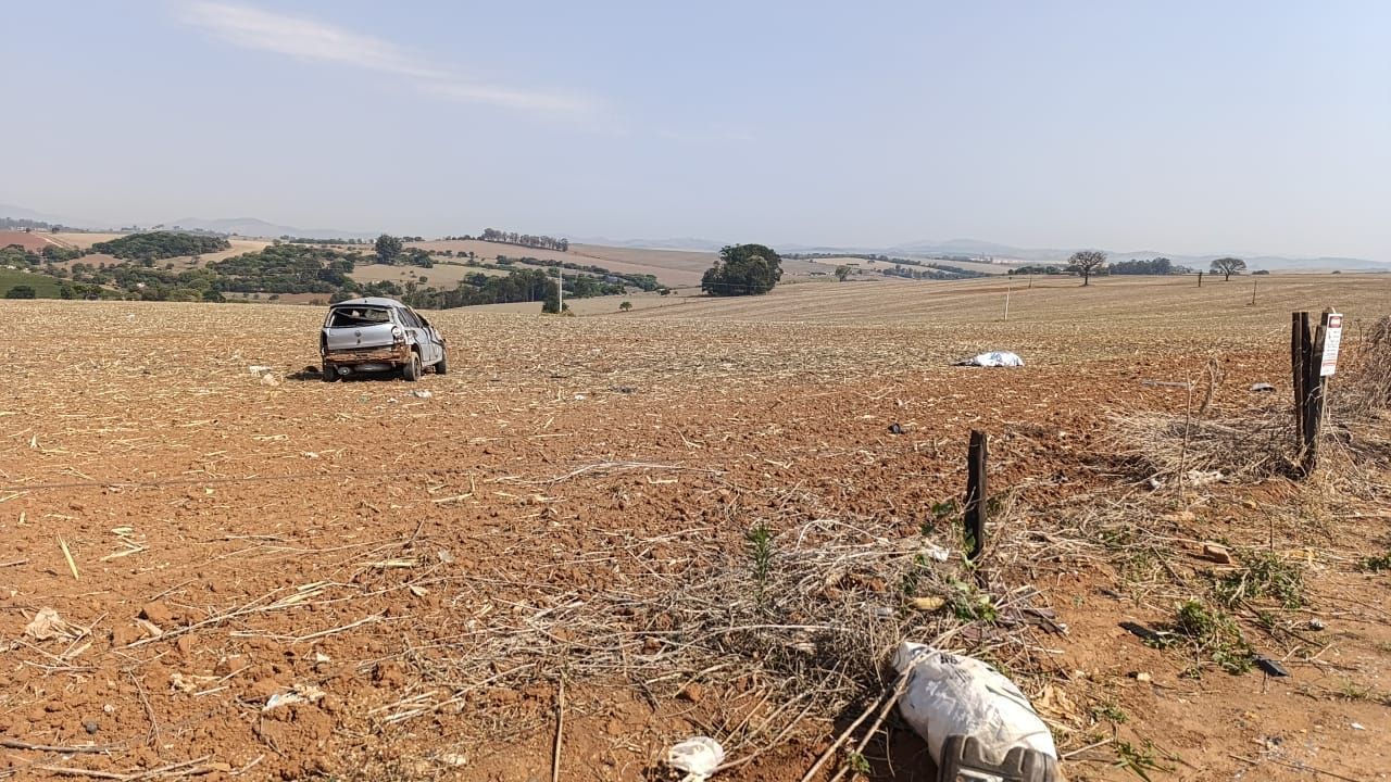 Capotamento em trevo do Sul de Minas deixa uma vítima fatal e um ferido