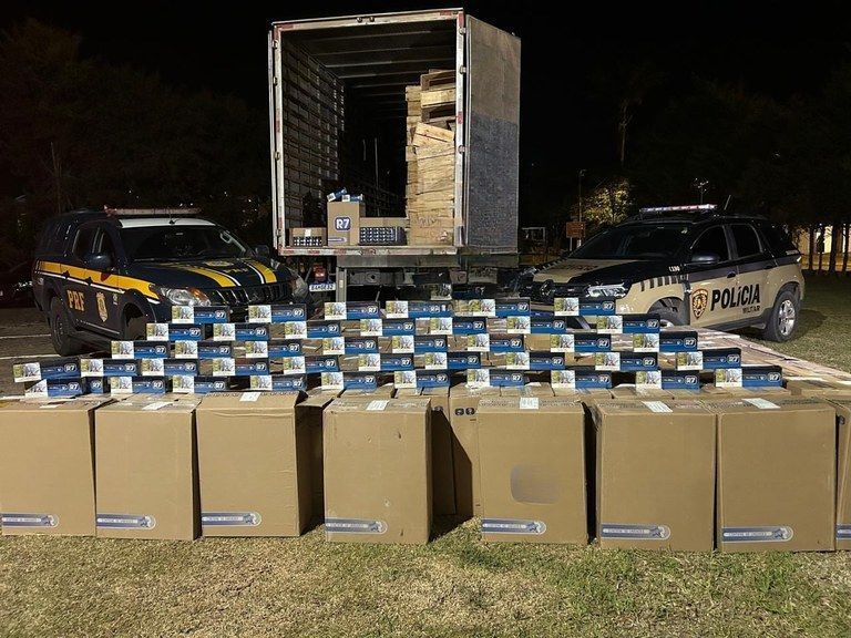 Caminhão com 75 mil maços de cigarros paraguaios é apreendido no Sul de Minas