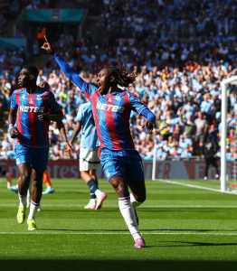 Eberechi Eze comemorando o gol do título inédito da Copa da Inglaterra do Crystal Palace