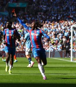 Eberechi Eze comemorando o gol do título inédito da Copa da Inglaterra do Crystal Palace