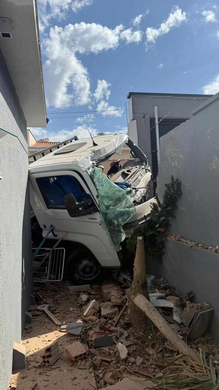 Motorista sofre mal súbito e caminhão causa acidente em Guaxupé