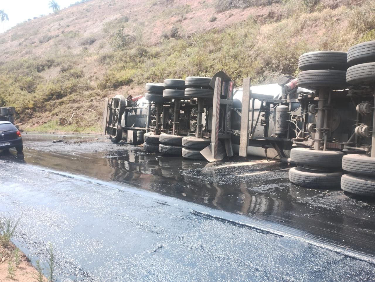 Caminhão tomba na MGC-267 em Campestre