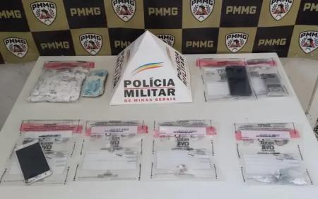 Com ele, os policiais acharam entorpecentes e materiais do tráfico. Logo depois, na Rua Marilda, a equipe prendeu um homem de cinquenta e cinco anos com uma grande quantidade de drogas prontas para a venda.