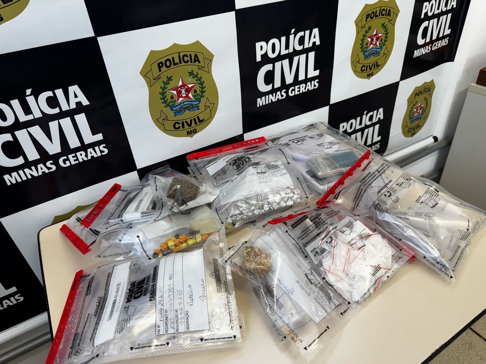 Homens são presos por suspeita de envolvimento com tráfico de drogas