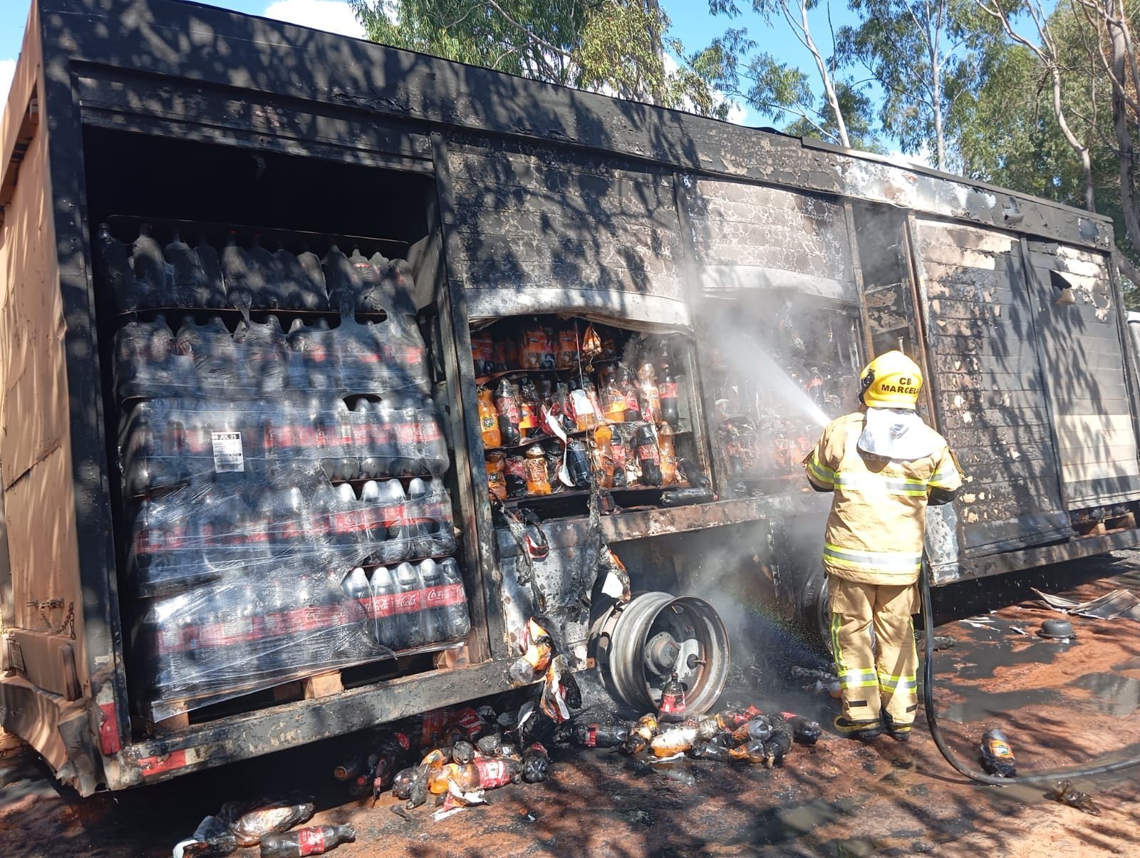 Incêndio destrói caminhão de refrigerantes em Três Pontas