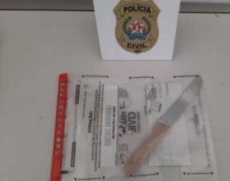 Faca utilizada no ataque foi apreendida.