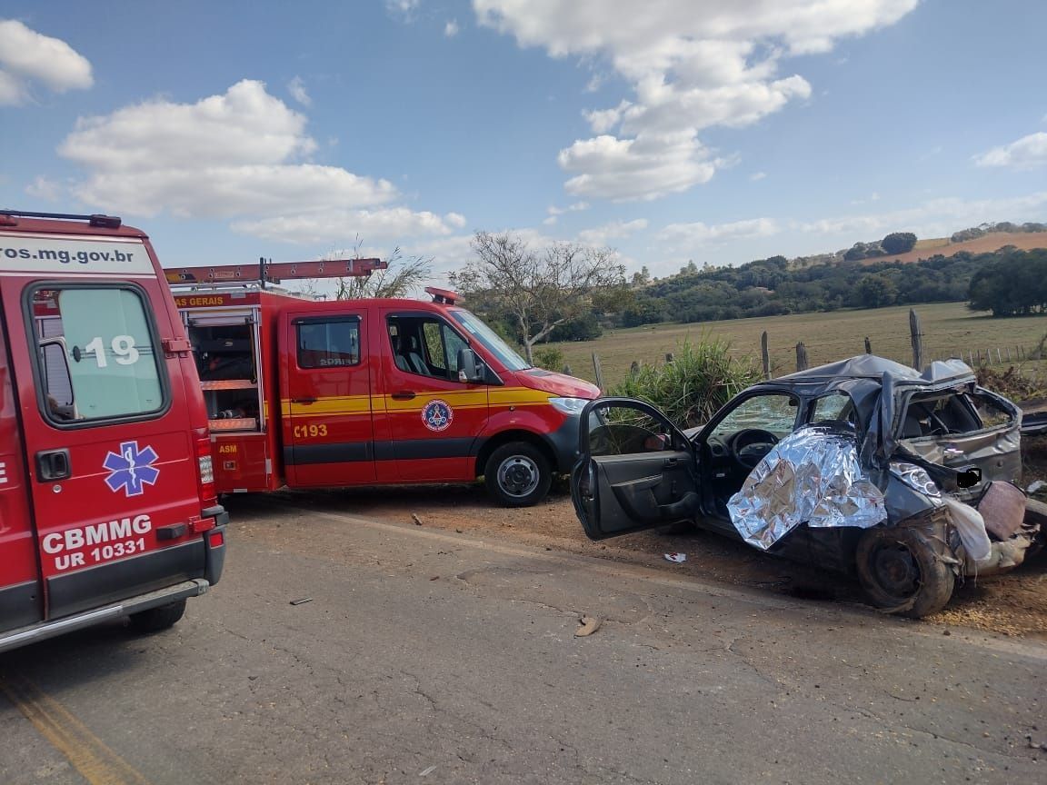 Idoso morre em acidente na MG-179 após colisão com caminhão e carreta