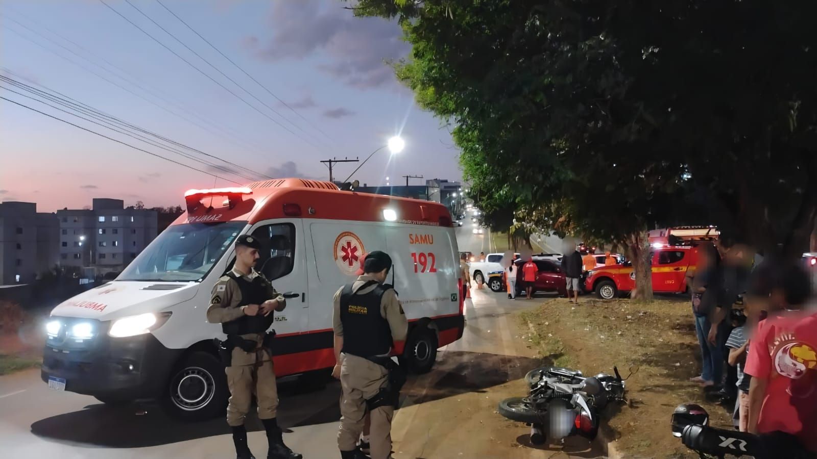 Motociclista fica gravemente ferida em acidente com carro