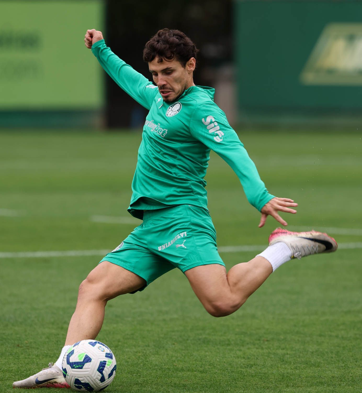 Raphael Veiga valoriza virada do Palmeiras sobre São Paulo: 'Ainda mais do jeito que foi'