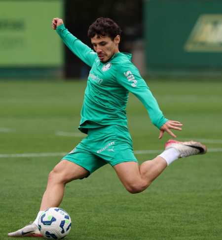 Raphael Veiga durante treinamento na Academia de Futebol