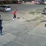 Vídeo mostra homem com faca de açougueiro sendo baleado em BH; assista