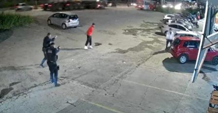 Câmeras flagram homem com facão sendo baleado pela GCM em BH