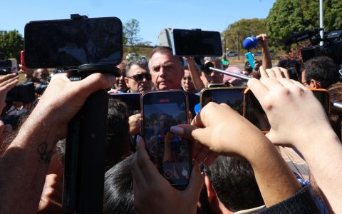 Ex-presidente Jair Bolsonaro após ser levado pela PF para colocar a tornozeleira eletrônica