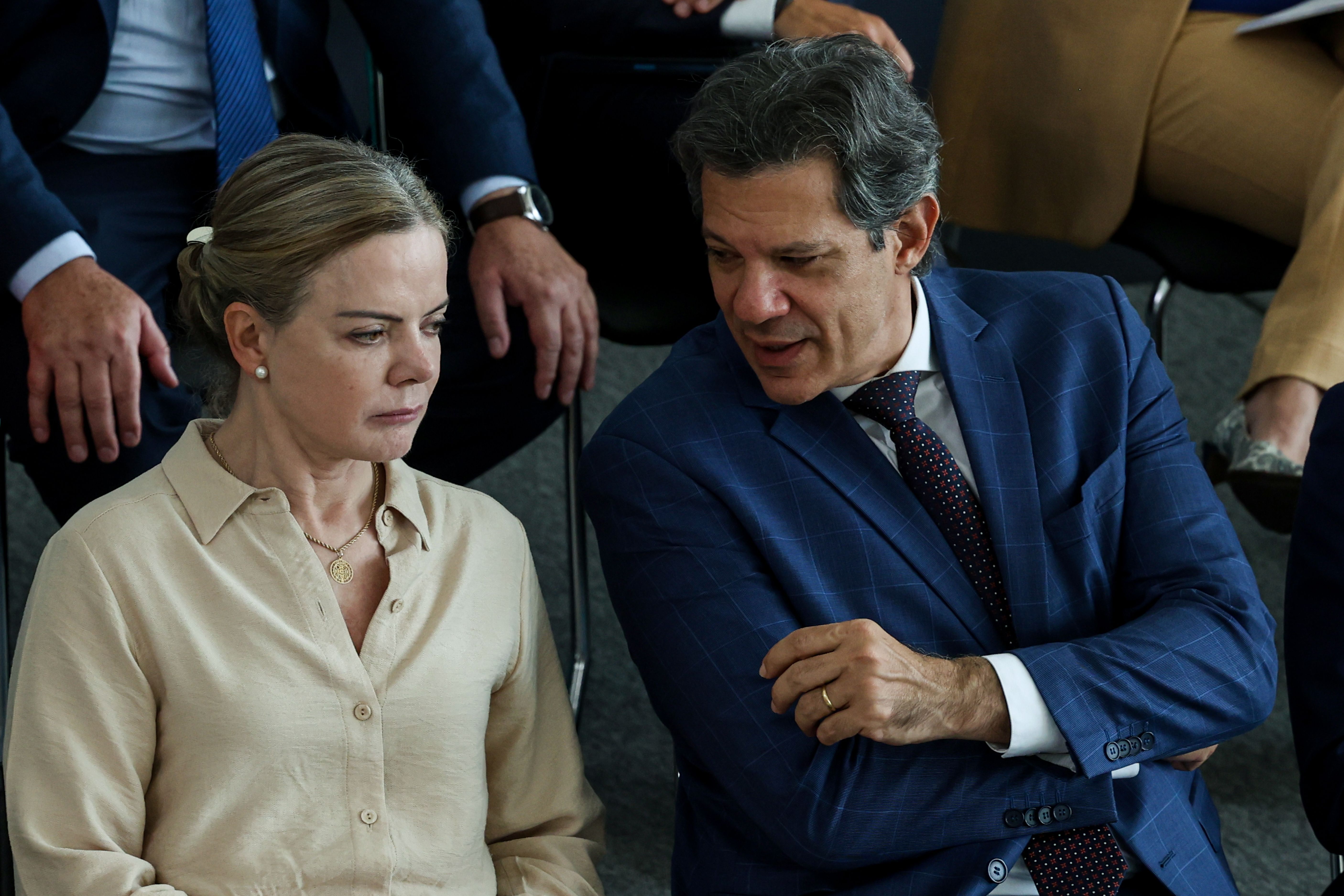 Gleisi e Haddad jantam com cúpula do Congresso em busca de solução para IOF
