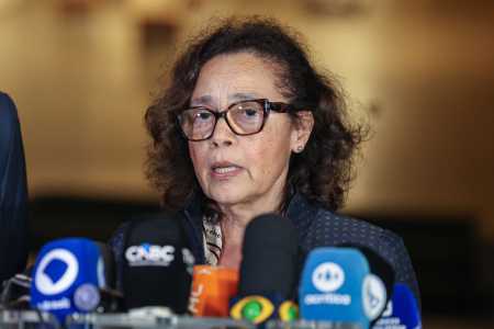 Embaixadora, Maria Laura, durante entrevista sobre a operação militar dos EUA na Venezuela