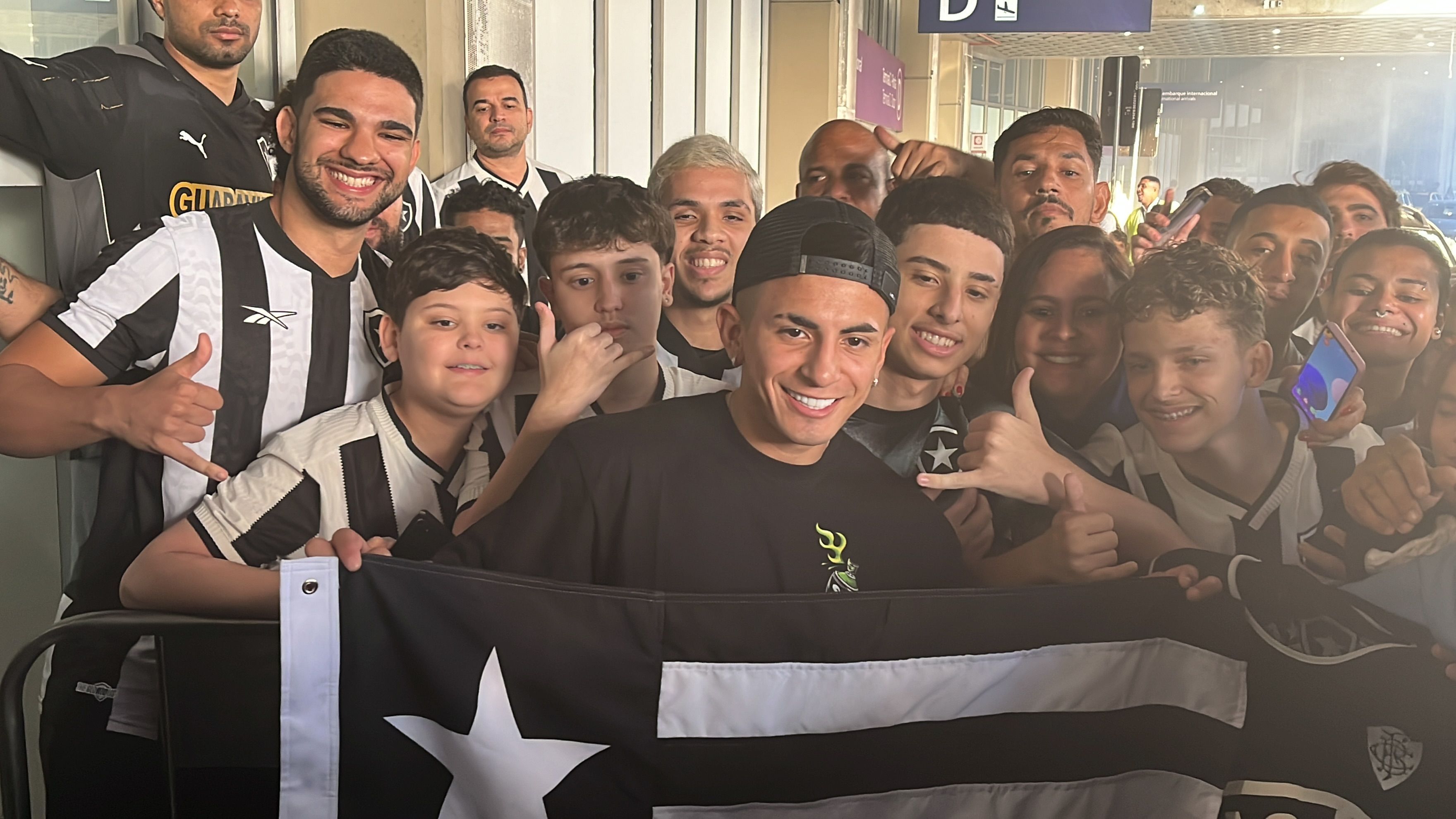 Thiago Almada desembarca no Rio e é recebido pela torcida do Botafogo