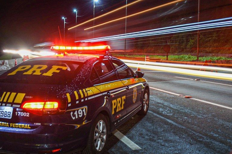 Cavalo morre atropelado por van em Maripá de Minas (MG)