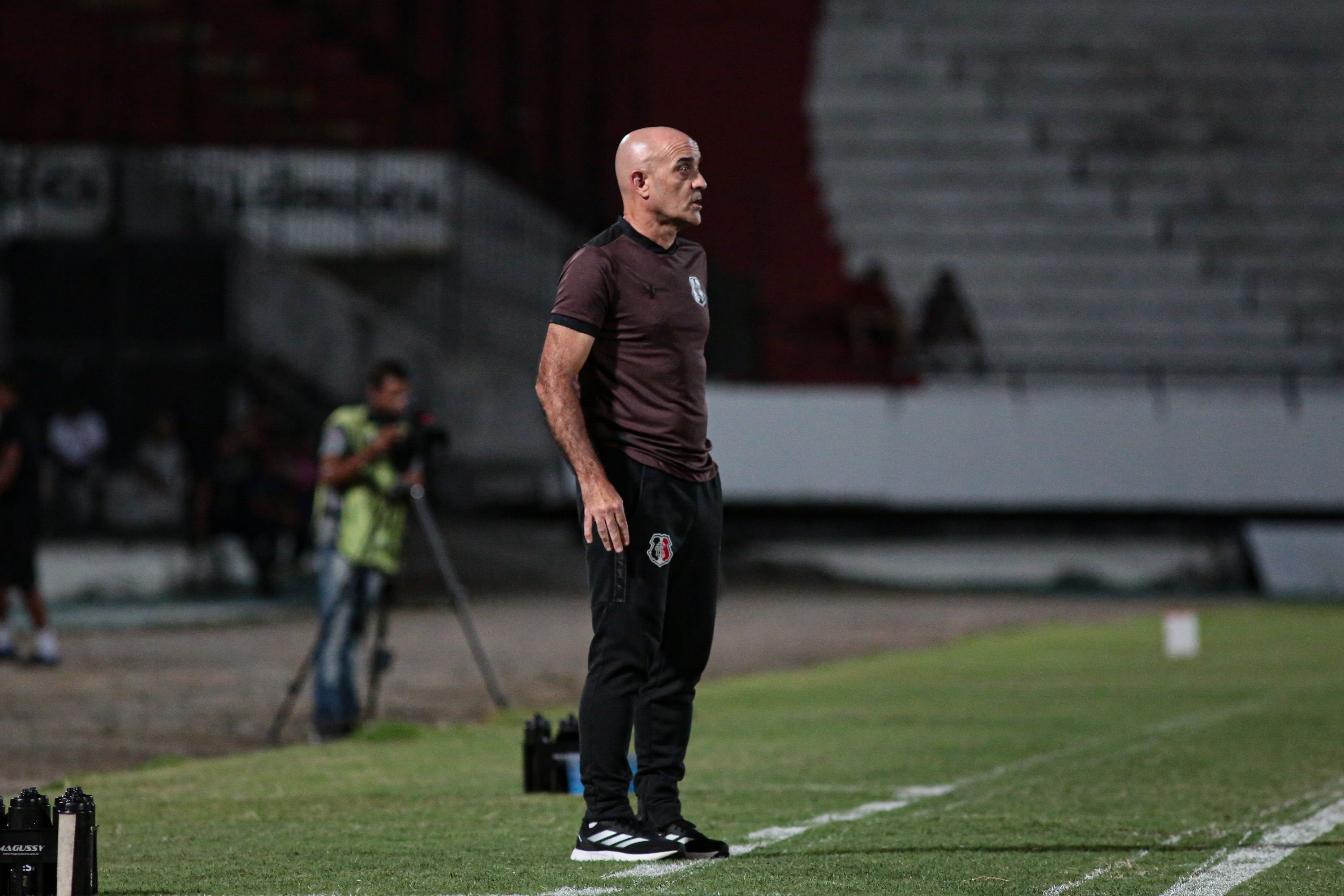 Técnico do Santa Cruz prevê superioridade do Sport: 'A diferença é considerável'