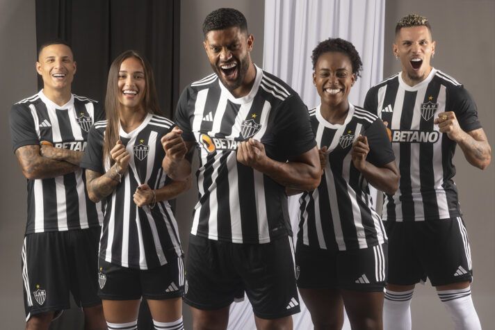 Com ator da Globo e jogadores 'modelos', Atlético lança nova camisa; veja fotos