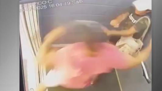 Câmeras de segurança registraram agressão em elevador