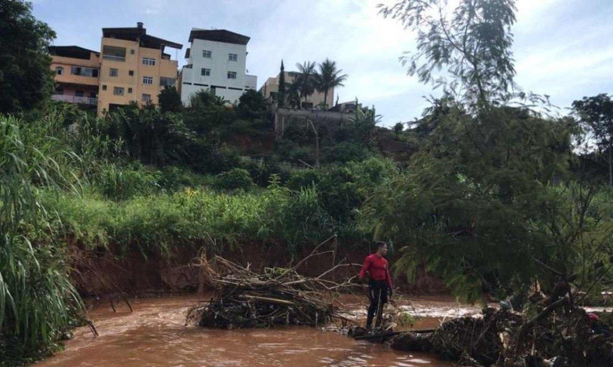 Sobe para 6 o número de mortes pela chuva em MG; motociclista foi arrastado por enxurrada