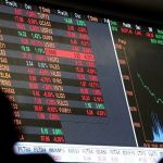 Mercado realiza lucros , Ibovespa cai , Dólar sobe depois de atingir a mínima em 7 meses