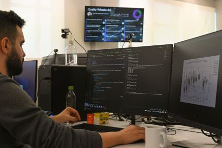 Sensores e painéis digitais integram dados de produção e apoiam a eficiência fabril