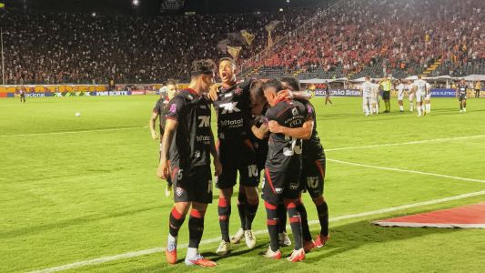 Jogadores do Vitória celebram gol contra o Ceará no Barradão