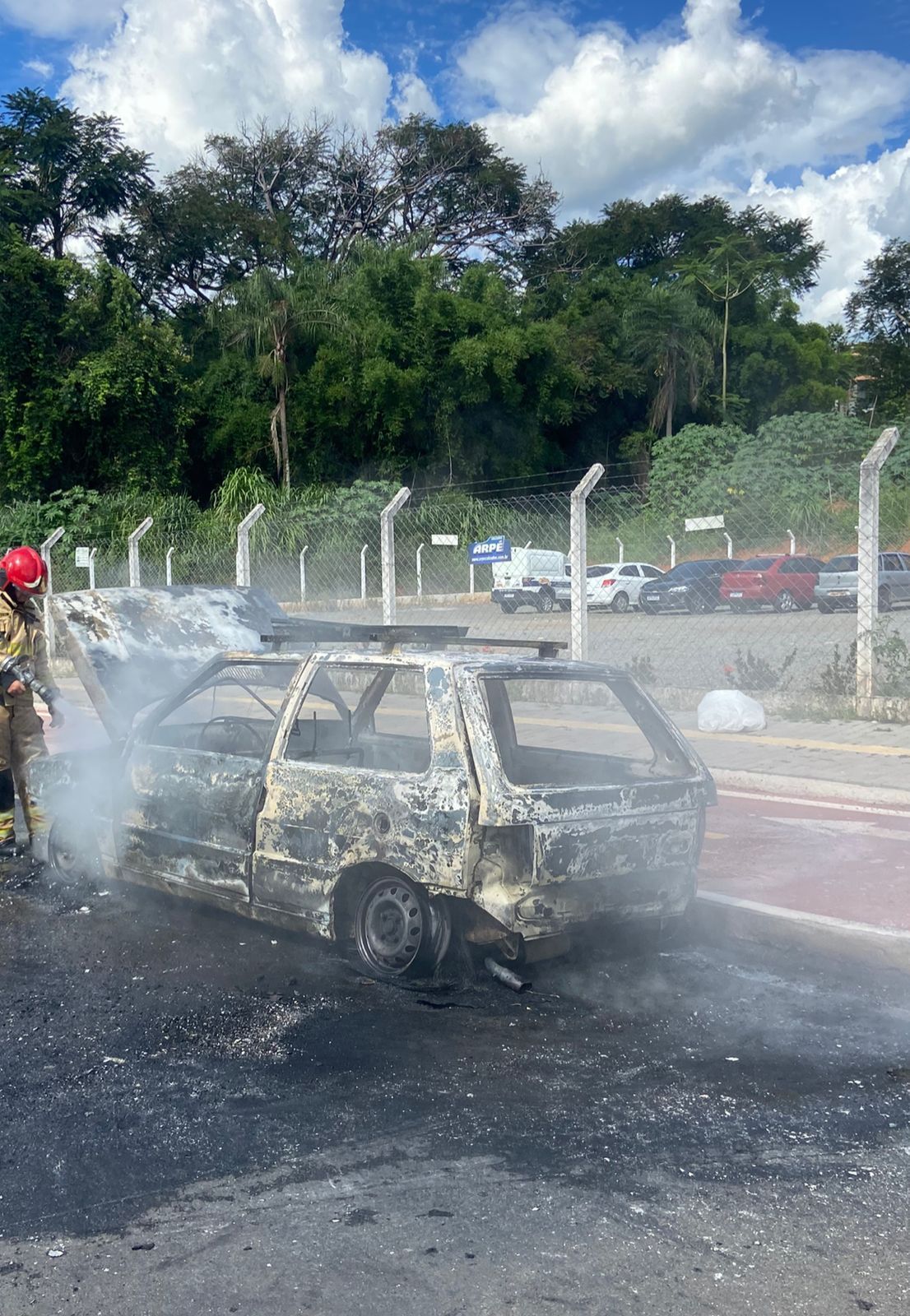 Carro é destruído por incêndio na Avenida Felipe Elias Zeitune em Guaxupé