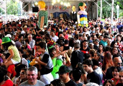 Folia gratuita na região.