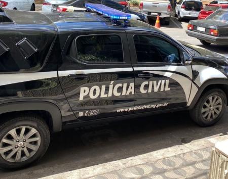 Após os trabalhos de coleta de vestígios no local, o corpo foi encaminhado ao Instituto Médico-Legal (IML) para os exames cabíveis.
