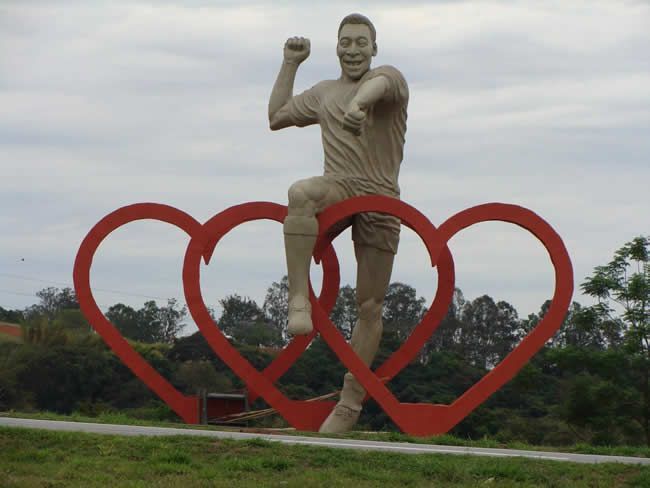 Projetos que visavam tirar homenagens ao Rei Pelé de locais públicos de Três Corações são arquivados