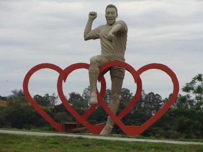 Monumento em homenagem ao jogador