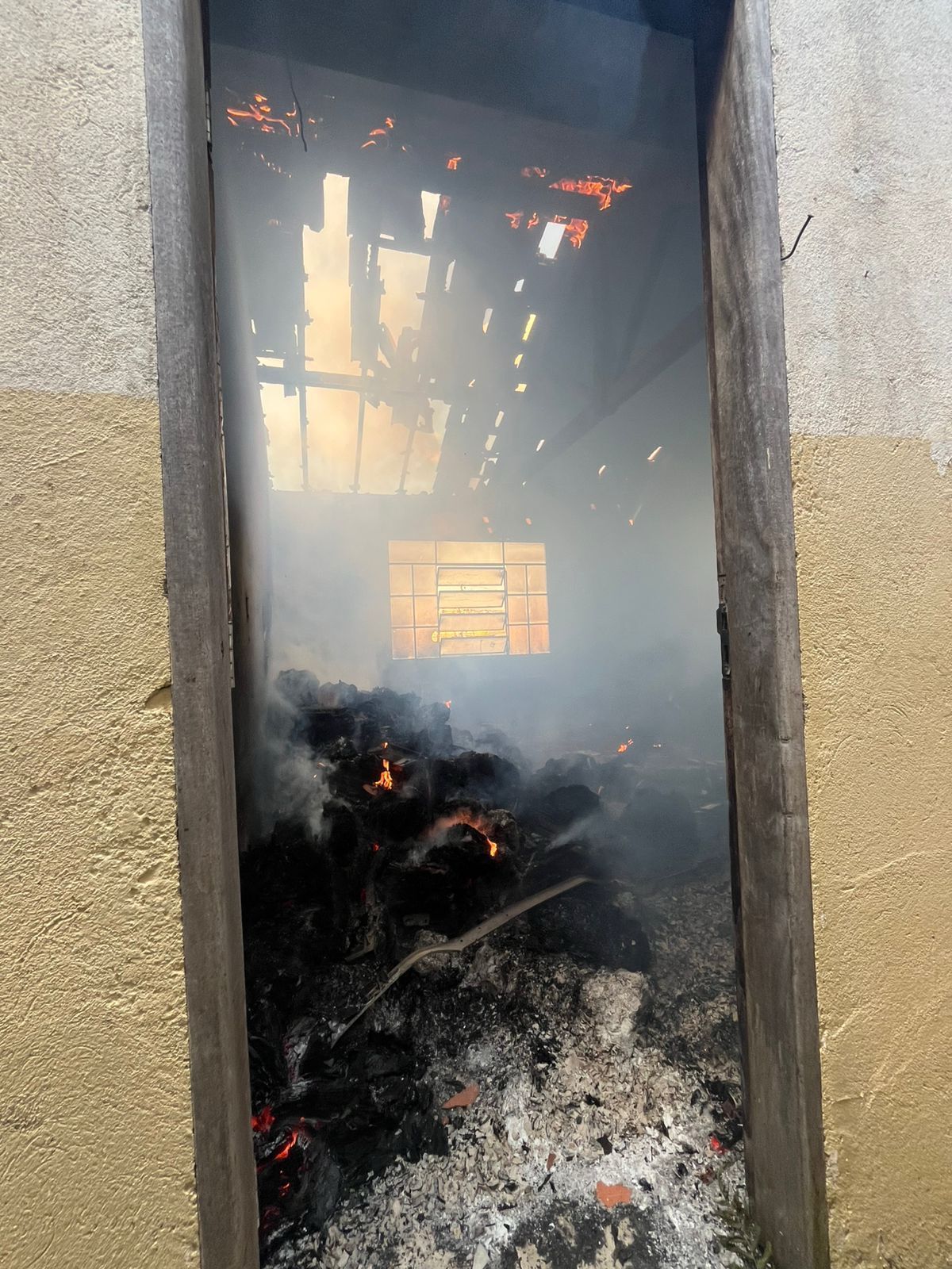 Escola desativada pega fogo em Pouso Alegre