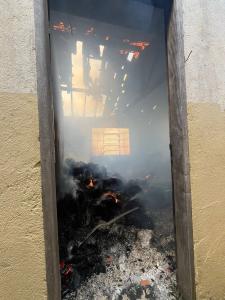 Incêndio atingiu uma sala com livros.