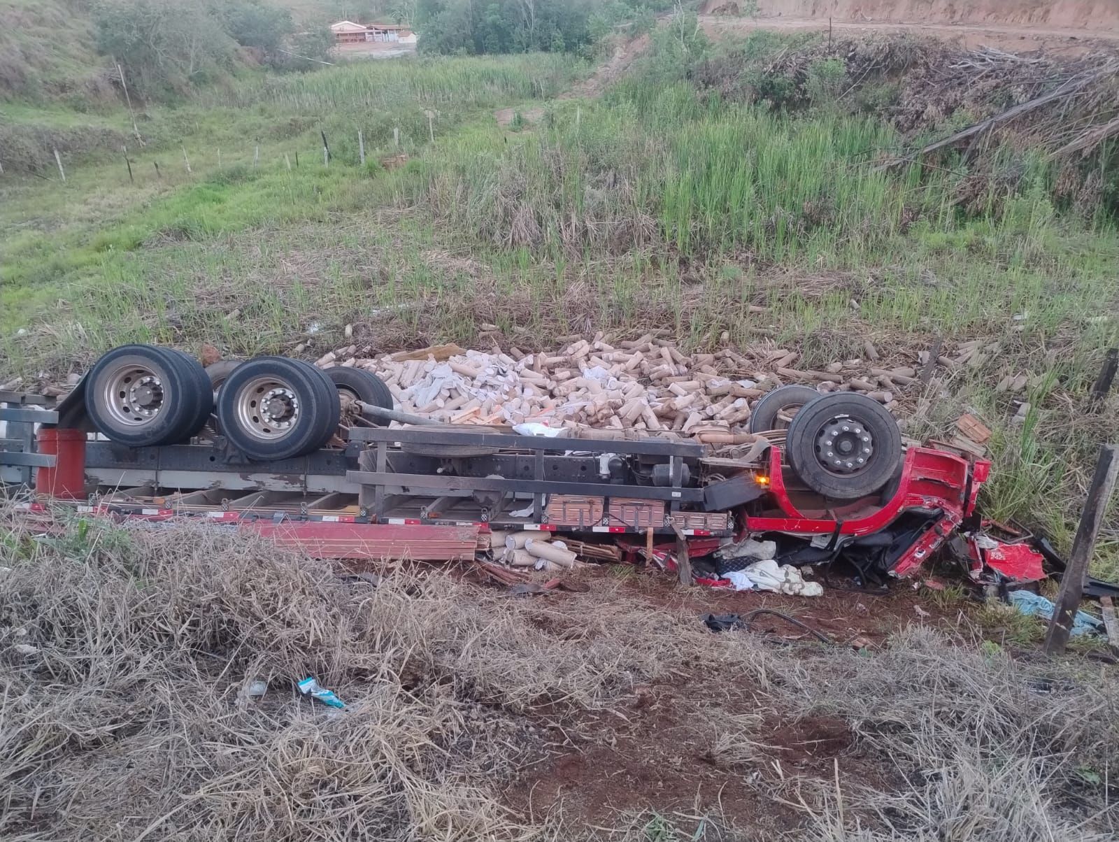 Caminhoneiro morre em capotamento na BR-146, em Guaxupé