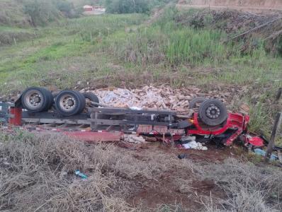 Bombeiros utilizaram técnicas de salvamento veicular para realizar o desencarceramento da vítima.