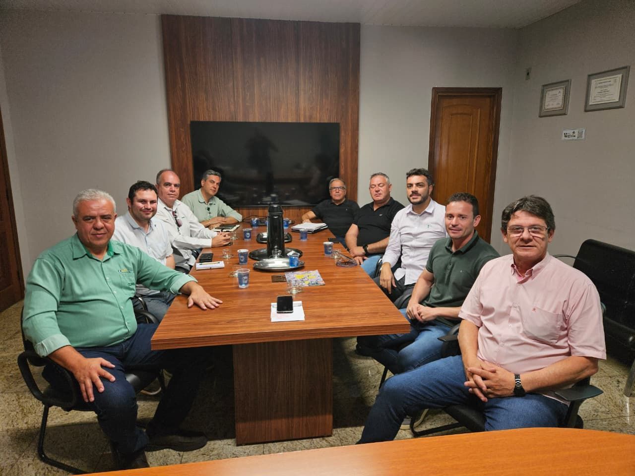 Reunião entre a prefeitura e a CEMIG debate a organização da fiação e retirada cabos inutilizados em Varginha
