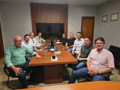 Participaram da reunião os vereadores Dudu Ottoni e Alexandre Prado, o secretário de Planejamento, Ronaldo Lima, e o diretor de Geoprocessamento e Iluminação Pública, Pedro Gazola.
